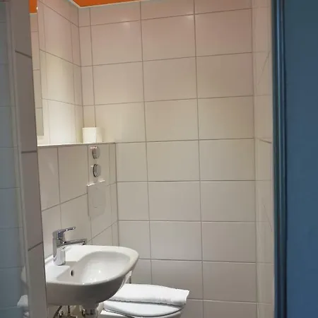 Easyhotel West Hotel 2*