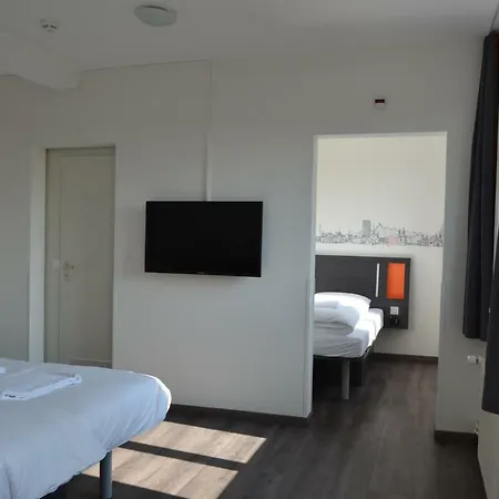 Easyhotel West 2*