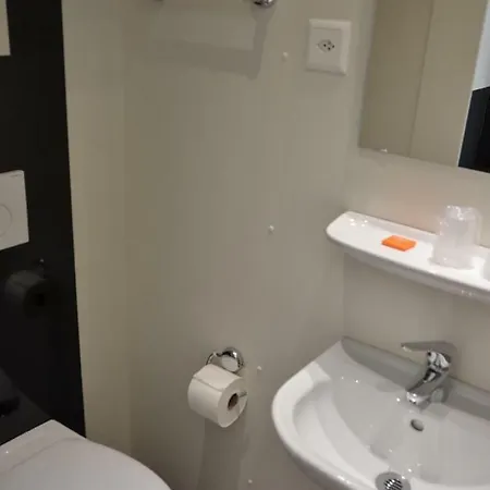 Easyhotel West