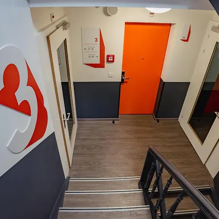 Easyhotel West 2*