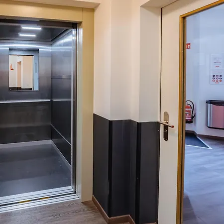 Easyhotel West Hotel 2*