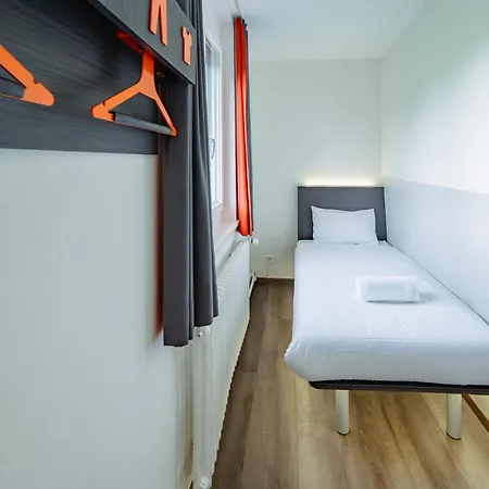 Easyhotel West 2*