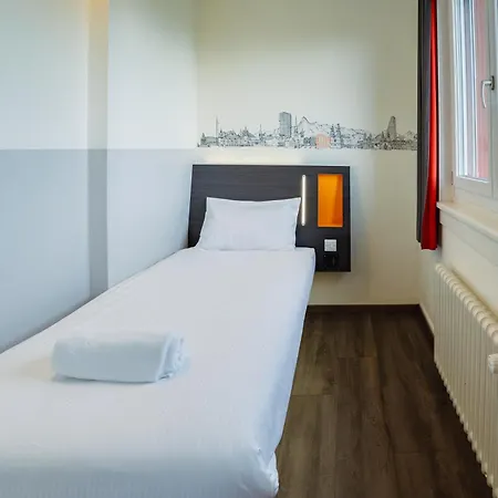 Easyhotel West Hotel