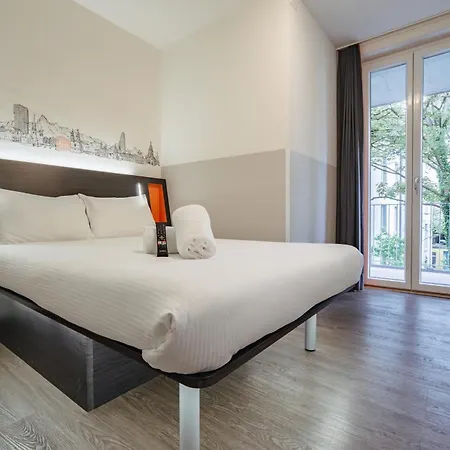Easyhotel West 2*