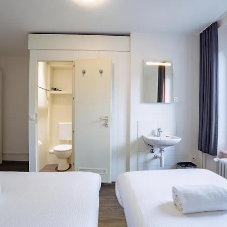 Easyhotel West