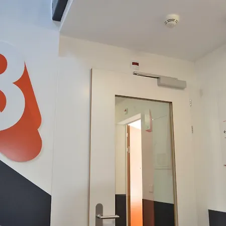 Easyhotel West Hotel